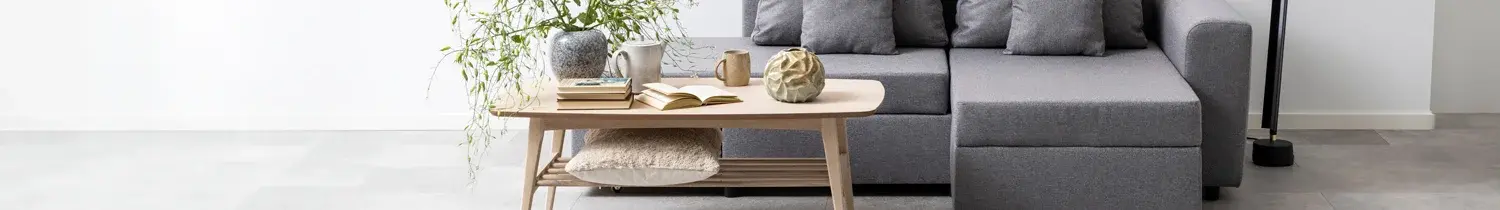 mesa de centro efecto madera con sofá gris